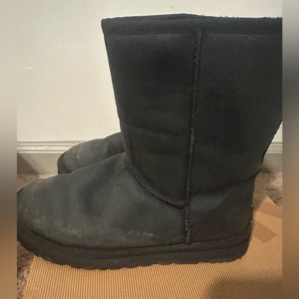 Leather Women’s Uggs - Picture 2 of 2